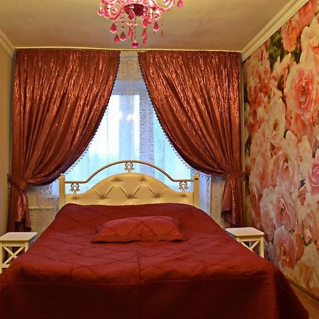 Roses Apartment In The City Center Chernigov Exterior foto
