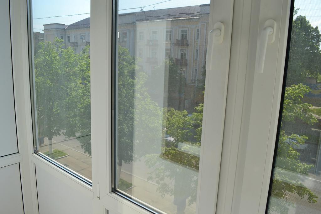 Roses Apartment In The City Center Chernigov Exterior foto