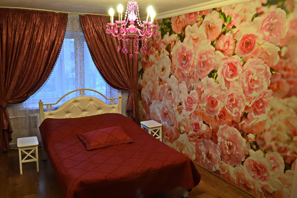 Roses Apartment In The City Center Chernigov Exterior foto