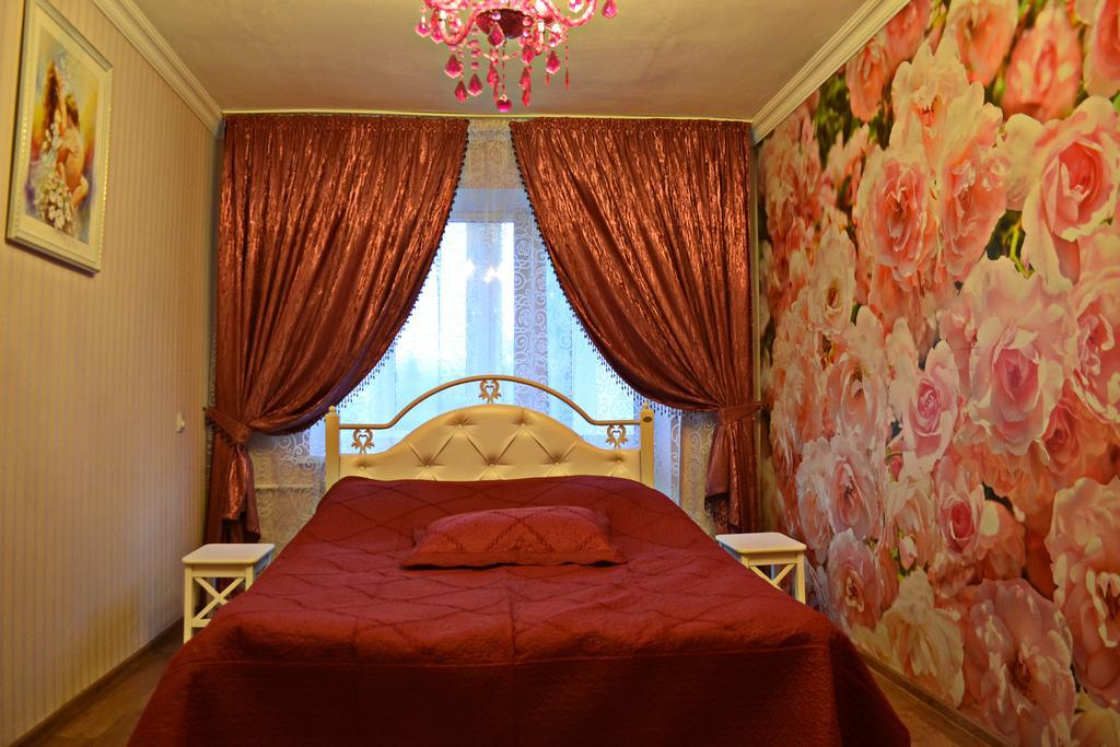 Roses Apartment In The City Center Chernigov Exterior foto